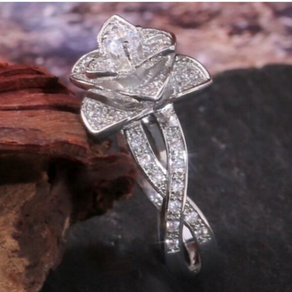 ✨HOST PICK 🍸Elegant Silver Plated Rose 🌹 Flower Simulated Zircon 💎 Ring✨ - Picture 11 of 16